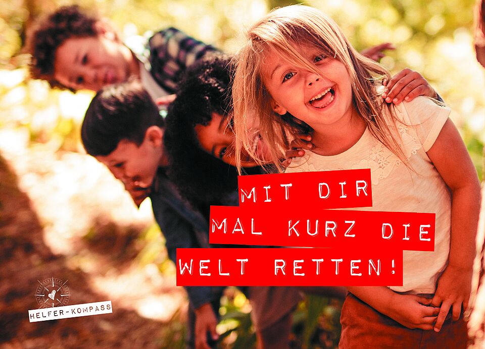 Zu sehen sind fröhliche Kinder, die hintereinander stehen und sich einander festhalten. Als Unterschrift steht dort: Mit dir mal kurz die Welt retten.
