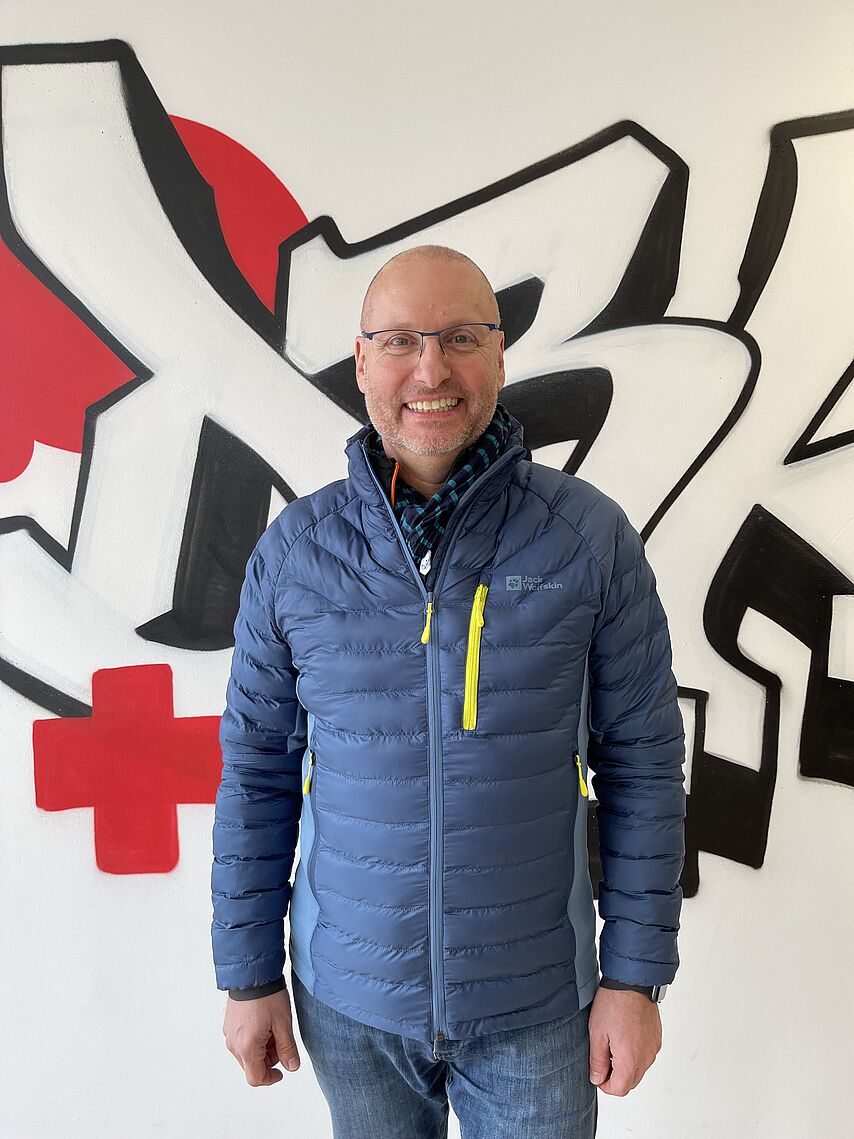 Zu sehen ist Jovin Bürchner, zuständig für die Schularbeit im JRK.