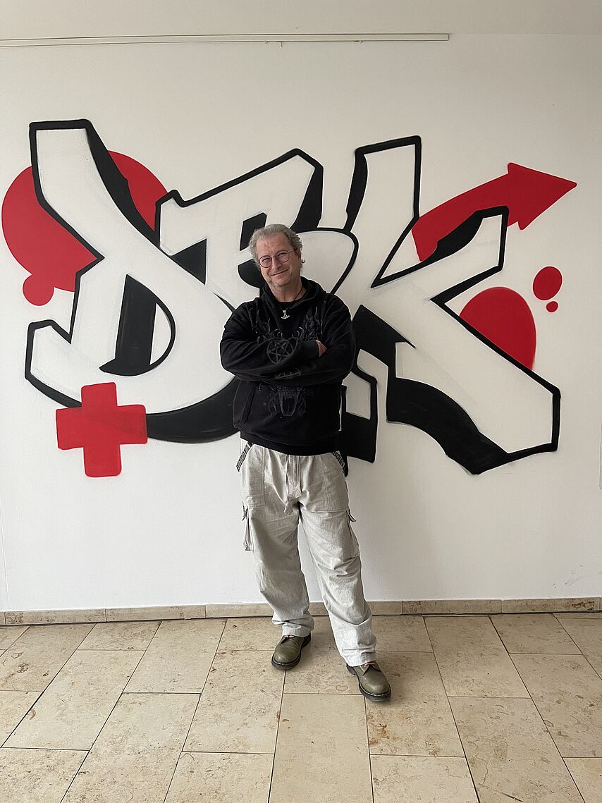 Zu sehen ist Marc Herrmann, zuständig für Schularbeit im JRK.